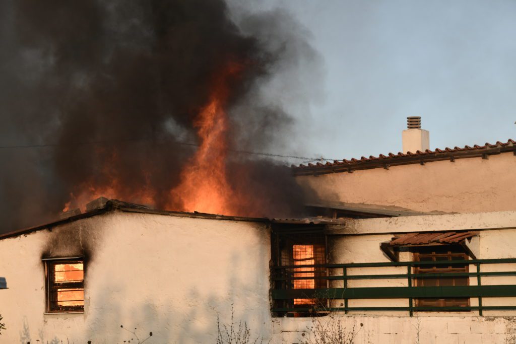 Τραγική η κατάσταση από την πυρκαγιά στην Πεντέλη: Δεκάδες σπίτια παραδομένα στις φλόγες (Photos)