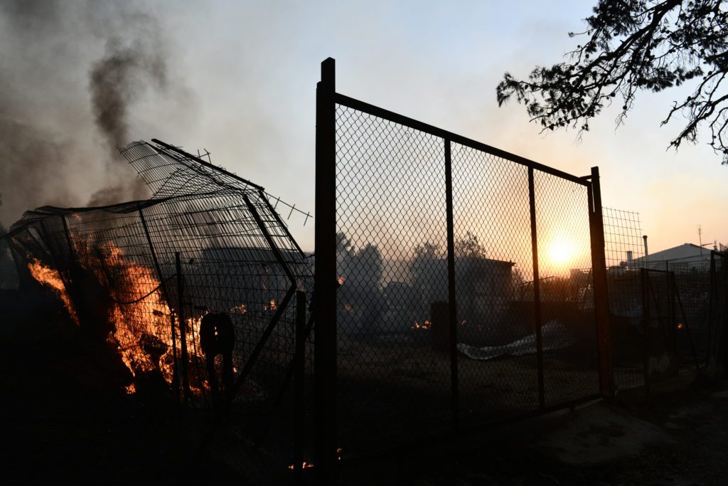 Οργισμένοι κάτοικοι βλέπουν τις περιουσίες τους να καίγονται  – «Νιώθουμε μόνο πίκρα και πόνο»
