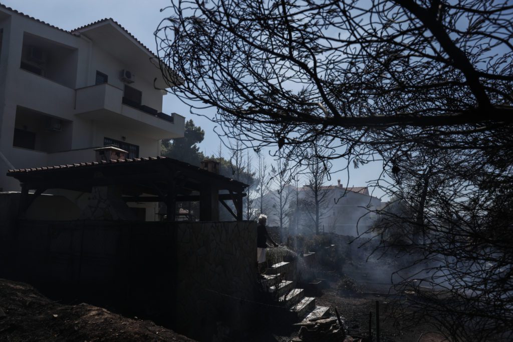 Πυρκαγιά στην Πεντέλη: «Μάχη» με τις διάσπαρτες εστίες σε Διώνη, Δασαμάρι, Ανθούσα, Παλλήνη (Συνεχής ενημέρωση)