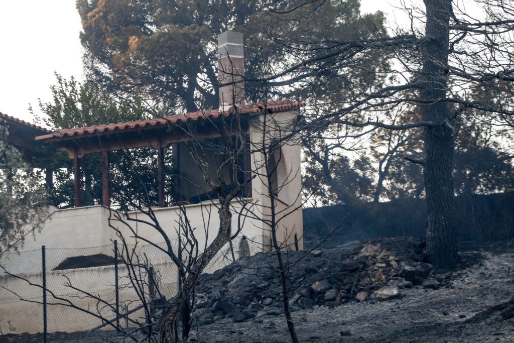 Χωρίς ενεργό μέτωπο σε Πεντέλη, Μέγαρα, Σαλαμίνα – Στάχτη πάνω από 15.000 στην Πεντέλη – Υψηλός και σήμερα ο κίνδυνος πυρκαγιάς