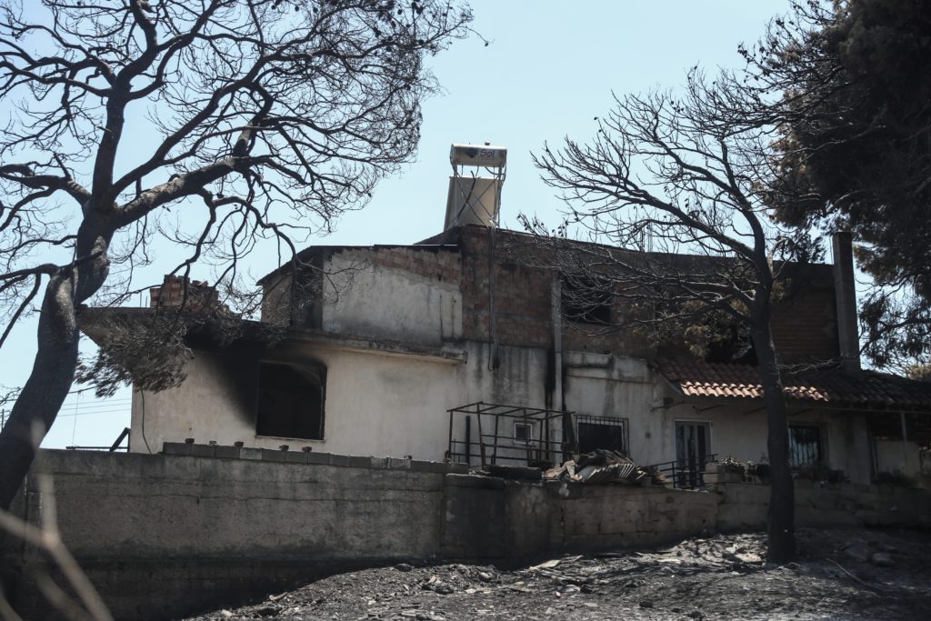 Καταστροφικό το πέρασμα της φωτιάς στην Πεντέλη: 126 καμένες κατοικίες – Στάχτη 27.817 στρέμματα (Photos – Χάρτες)