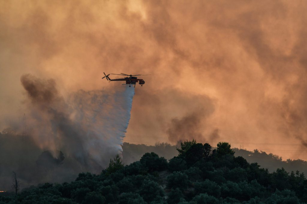 Ακόμα μια μέρα πύρινης κόλασης σε Ηλεία, Λέσβο και στο Εθνικό Πάρκο Δαδιάς