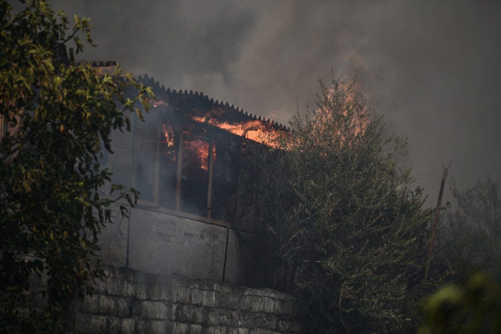 Ξύπνησε ο πύρινος εφιάλτης του 2007 στην Ηλεία: Ζημιές σε σπίτια, αγροικίες – Πάνω από 10.000 στρέμματα δάσους έχουν γίνει στάχτη