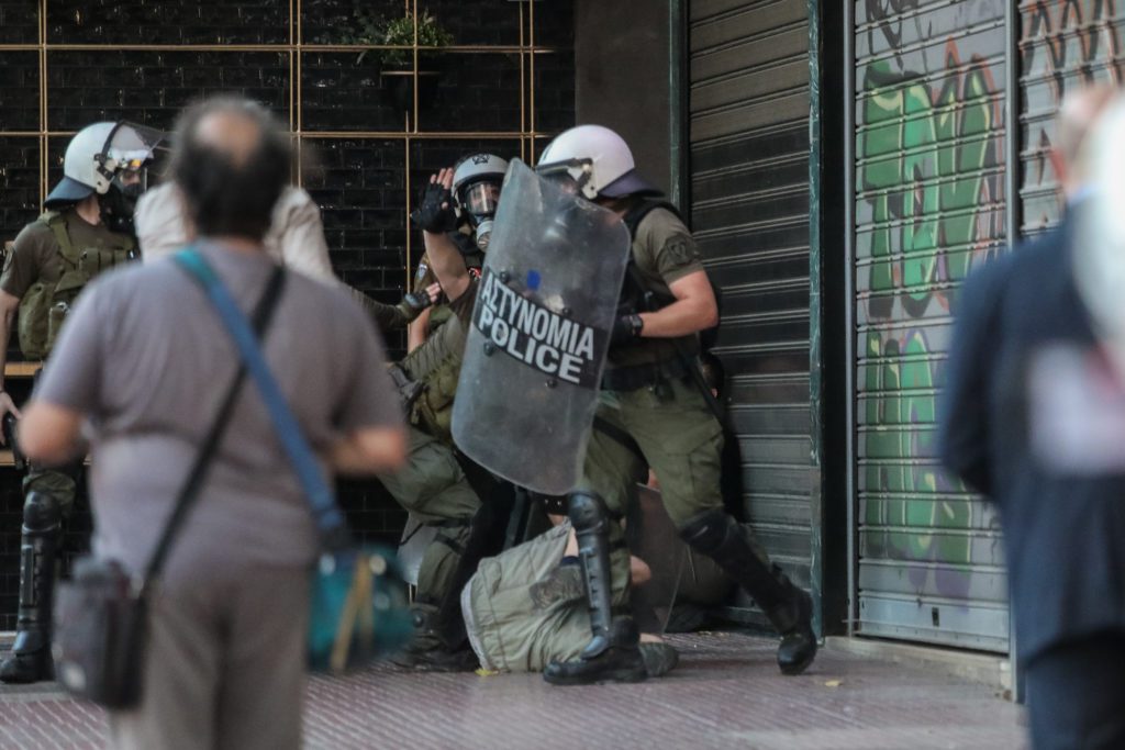 Σύνταγμα: Αναίτια προσαγωγή δημοτικού συμβούλου εν μέσω ρεσιτάλ αστυνομικής βίας (Video)