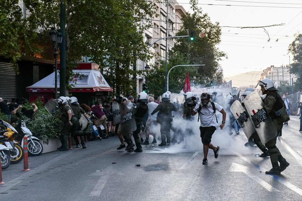 Πρωτοφανής επίθεση αστυνομικών σε ομάδα φωτορεπόρτερ – Τους ψέκασαν «εν ψυχρώ» χωρίς διαδηλωτές (Video)