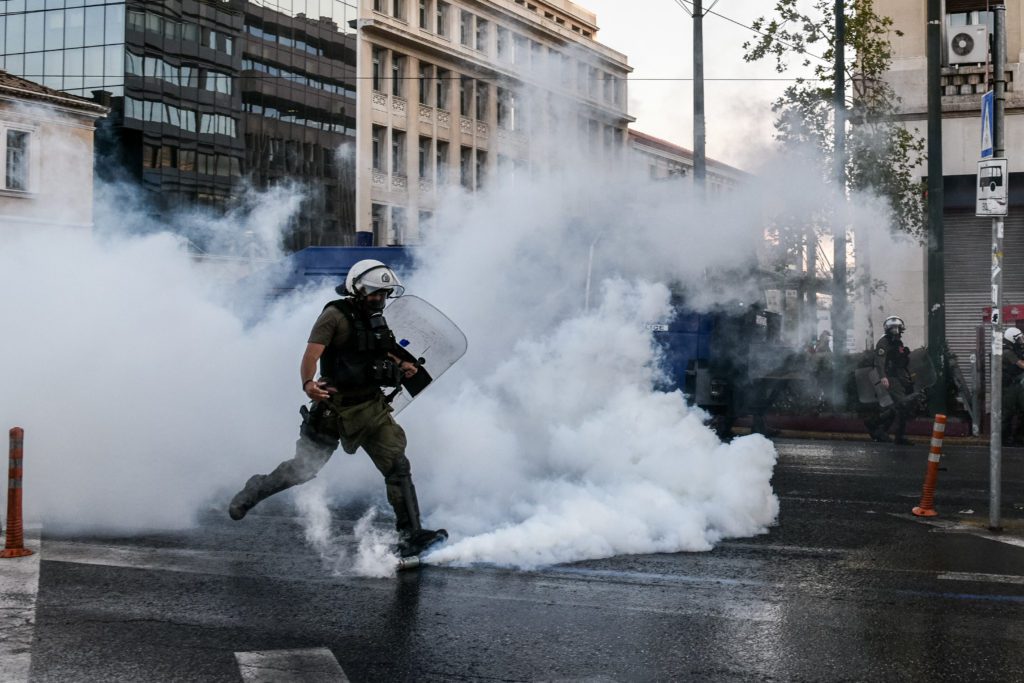 Προκλητική κάλυψη της αστυνομικής αυθαιρεσίας από τον Οικονόμου: «Οι διαδηλωτές θέλησαν να κλείσουν τον δρόμο»