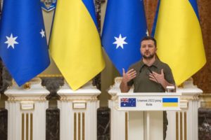 Πόλεμος στην Ουκρανία: «Ακροβασίες» Ζελένσκι μεταξύ πολιτικής και στρατιωτικής κατάρρευσης