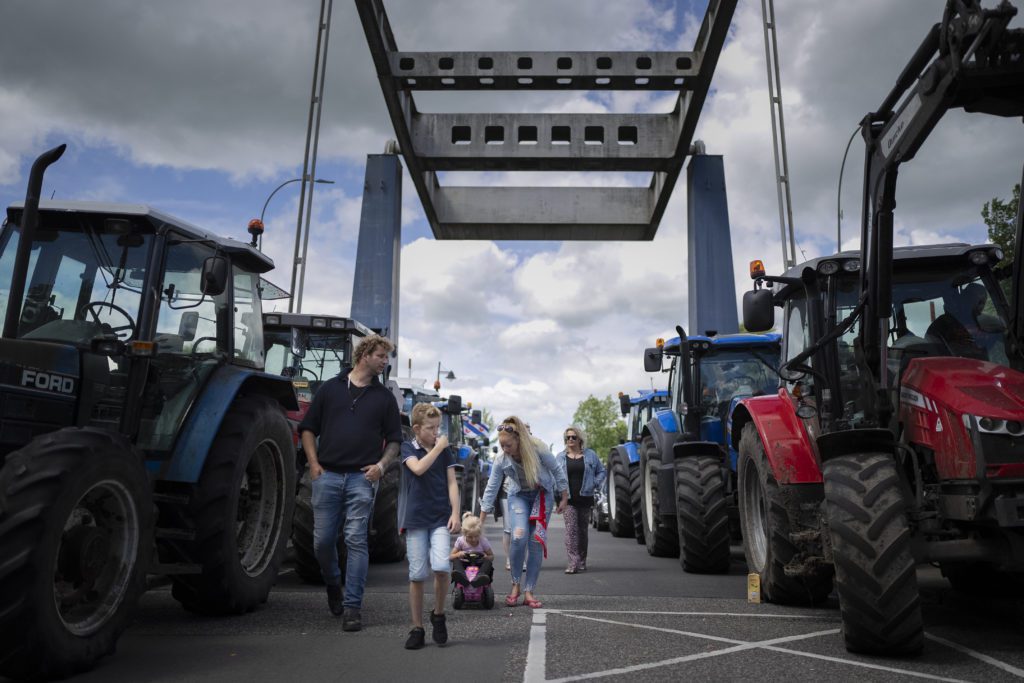 Ολλανδία: Στους δρόμους οργισμένοι αγρότες και κτηνοτρόφοι – Σοβαρές ελλείψεις σε σούπερ μάρκετ