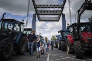 Ολλανδία: Στους δρόμους οργισμένοι αγρότες και κτηνοτρόφοι &#8211; Σοβαρές ελλείψεις σε σούπερ μάρκετ
