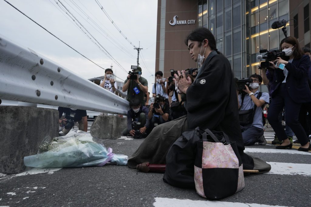 Θρηνεί η Ιαπωνία για τη δολοφονία του πρώην πρωθυπουργού – Αυστηροί περιορισμοί στην οπλοκατοχή
