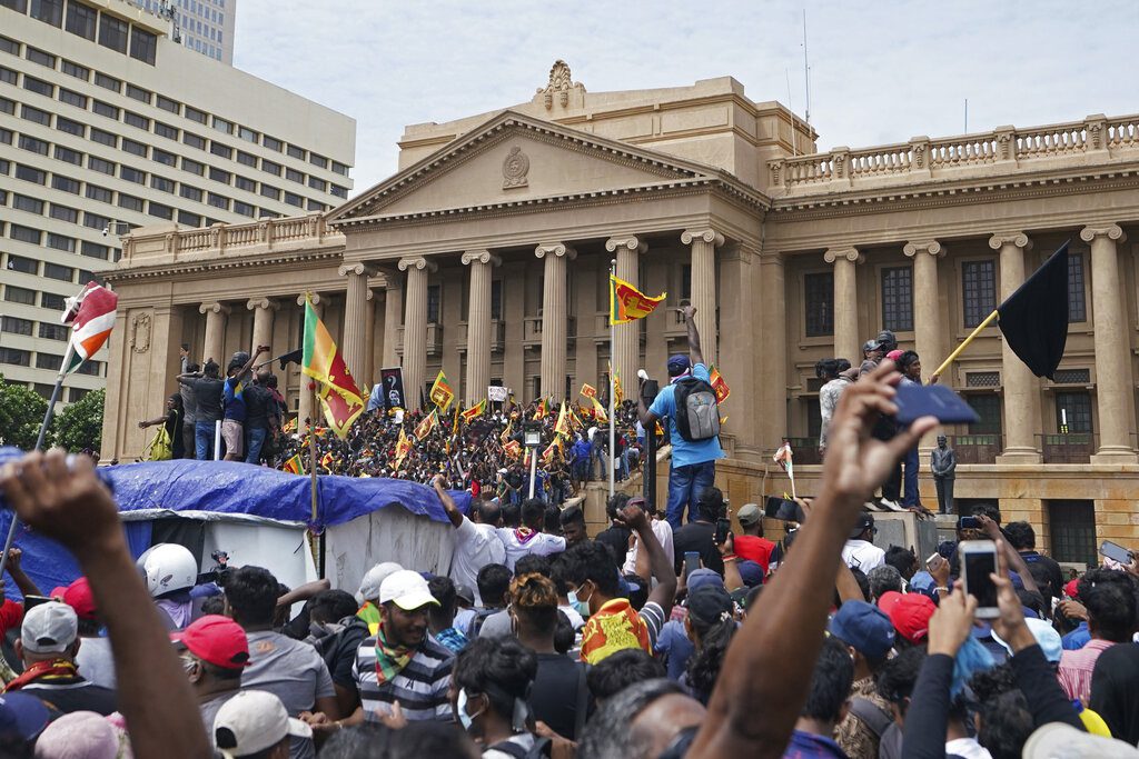 Σρι Λάνκα: Οι διαδηλωτές θα συνεχίσουν την κατάληψη των κατοικιών του προέδρου και του πρωθυπουργού μέχρι αυτοί να παραιτηθούν