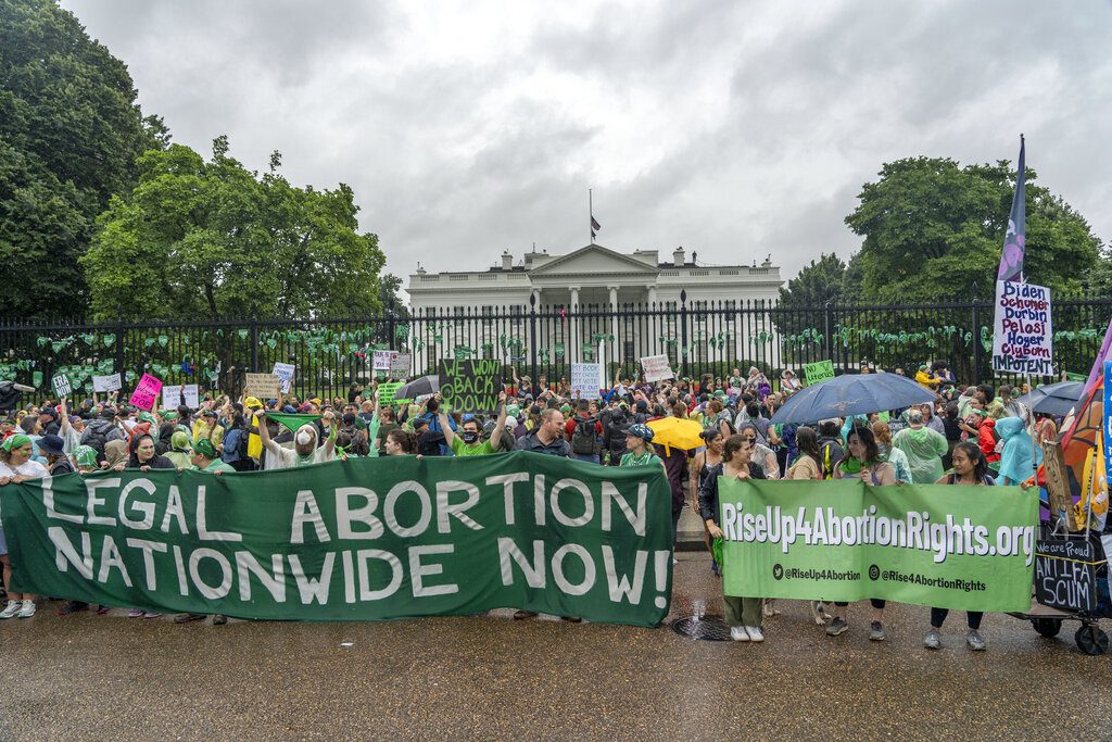 Χιλιάδες διαδηλωτές στον Λευκό Οίκο για το δικαίωμα στην άμβλωση – «Το σώμα μου, η επιλογή μου»