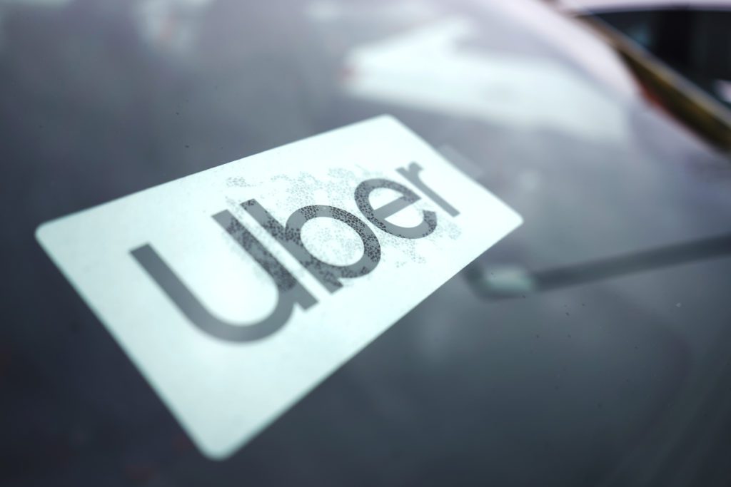 Κάνει την «αθώα περιστερά» η κυβέρνηση για το σκάνδαλο Uber στην Ελλάδα