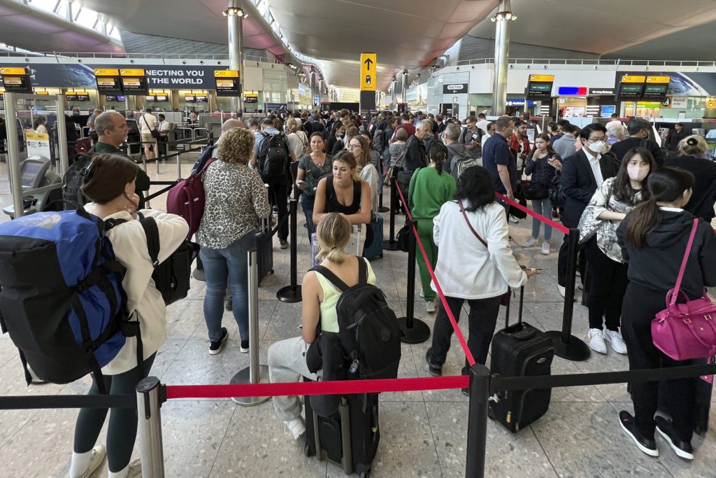 Βρετανία: Το Χίθροου βάζει πλαφόν στον αριθμό των ημερήσιων επιβατών