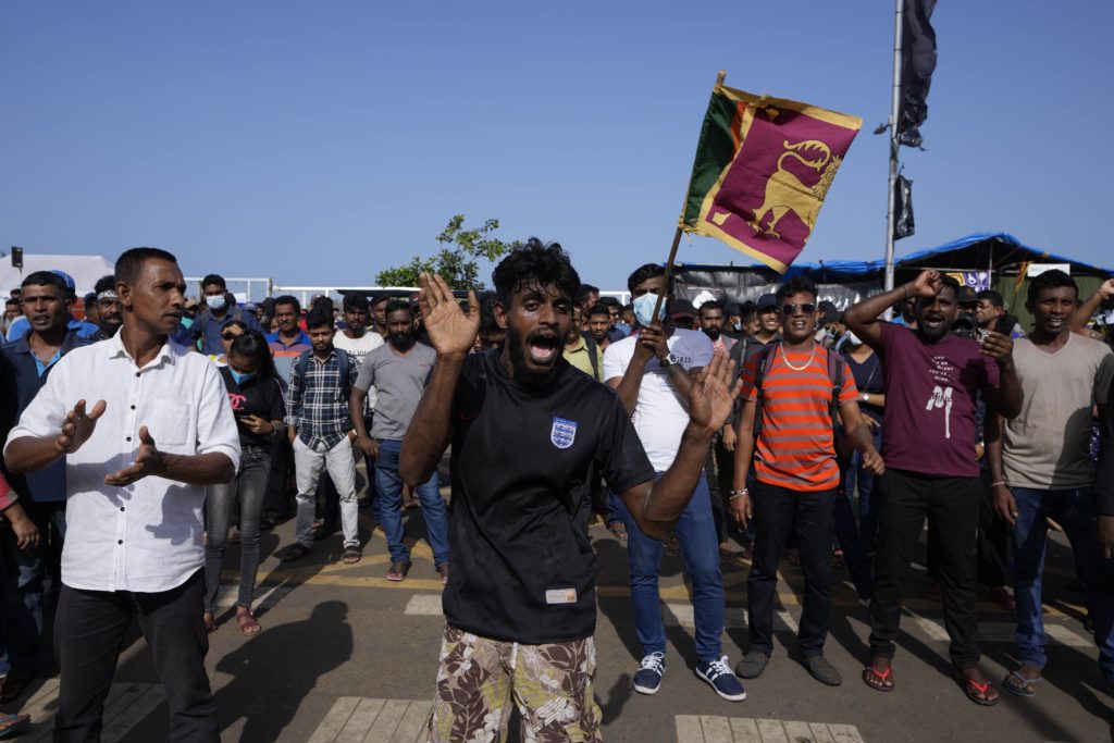 Σρι Λάνκα: Οι διαδηλωτές τερματίζουν την κατάληψη των δημόσιων κτιρίων – Στη Σιγκαπούρη ο Ρατζαπάξα