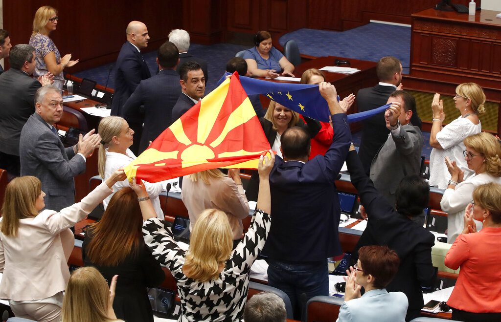 H Βουλή της Β. Μακεδονίας ενέκρινε την πρόταση της Ε.Ε. για συμβιβασμό με τη Βουλγαρία