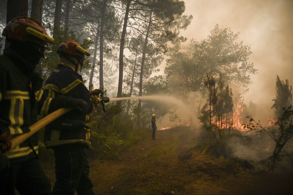 Διεθνής Τύπος: Καταστροφικές πυρκαγιές σε Γαλλία και Ισπανία – Αμφίρροπη η κούρσα διαδοχής στους Τόρις