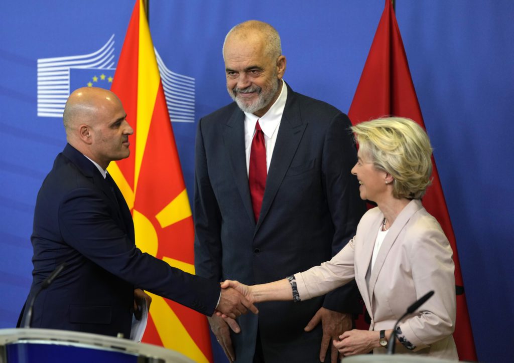 Προχωρούν οι ενταξιακές διαπραγματεύσεις Αλβανίας και Βόρειας Μακεδονίας με την Ε.Ε