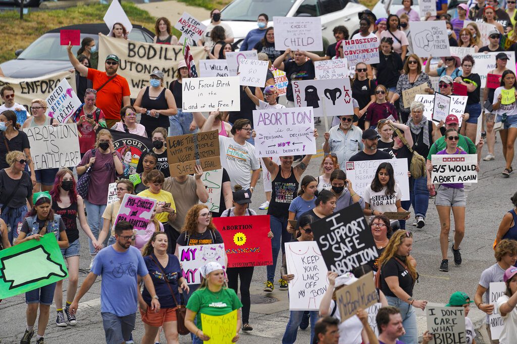Η Ιντιάνα κατακλύζεται από διαδηλωτές εξαιτίας της πιθανότητας νέας απαγόρευσης των αμβλώσεων
