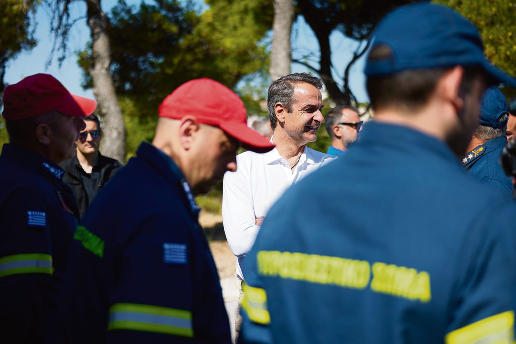 Ο Πέτσας έδωσε κονδύλια για πρόληψη μετά την πυρκαγιά στη Βούλα