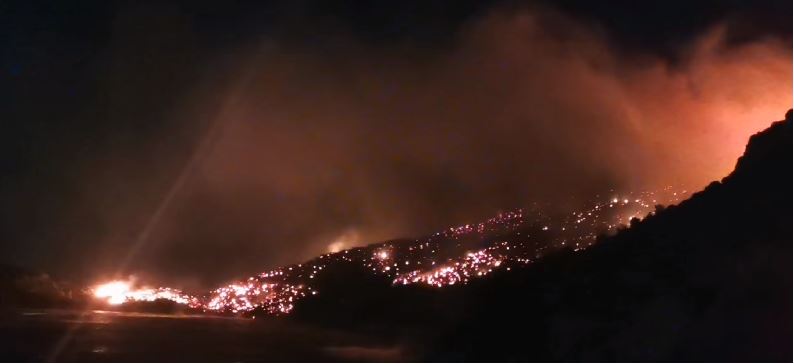 Σάμος: Οριοθετήθηκε η μεγάλη πυρκαγιά – Εκκενώθηκαν τρεις οικισμοί