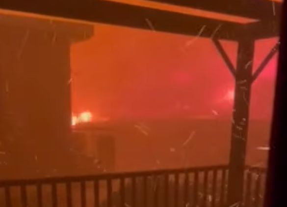 Βίντεο – σοκ από την πύρινη κόλαση στην Πεντέλη: Εγκλωβισμένοι μέσα σε σπίτι που πολιορκείται από «βροχή» φωτιάς (Video)