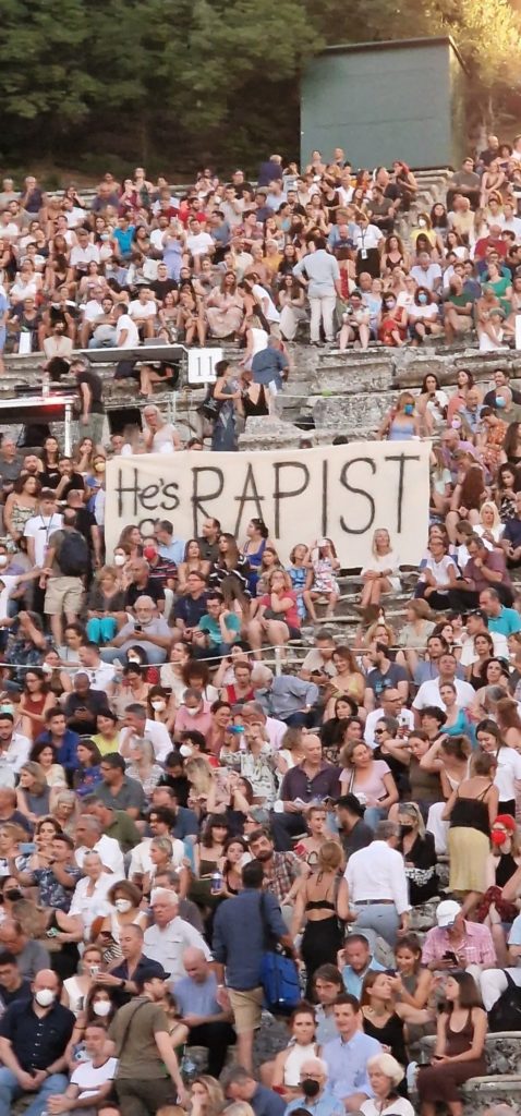 «Είναι βιαστής»: Νέο πανό για την καταδίκη του Δημήτρη Λιγνάδη στην Επίδαυρο