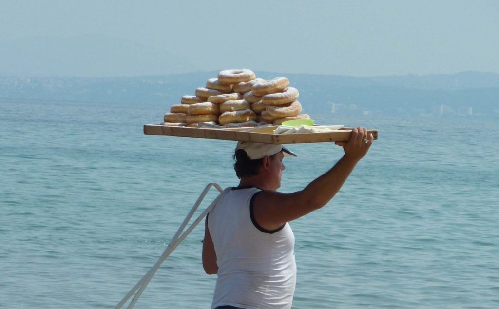 Σπείρα του… λουκουμά: Εκβίαζαν και ξυλοκοπούσαν καταστηματάρχες σε παραλίες της Χαλκιδικής
