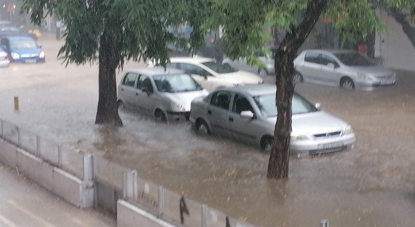 Ξεκίνησε από τη Θεσσαλονίκη η κακοκαιρία – Πλημμύρισαν δρόμοι (Photos – Videos)