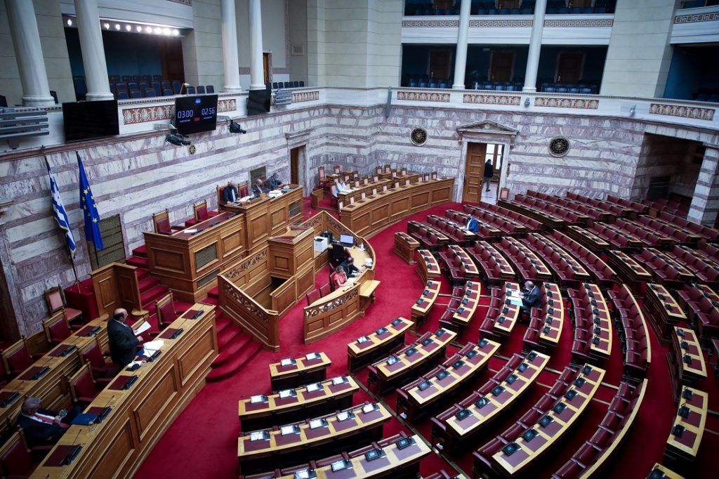 Βουλή: Απαγορεύονται δημοσιογράφοι στα θεωρεία, επιτρέπονται Ελληνική Αγωγή και Μανωλίδου