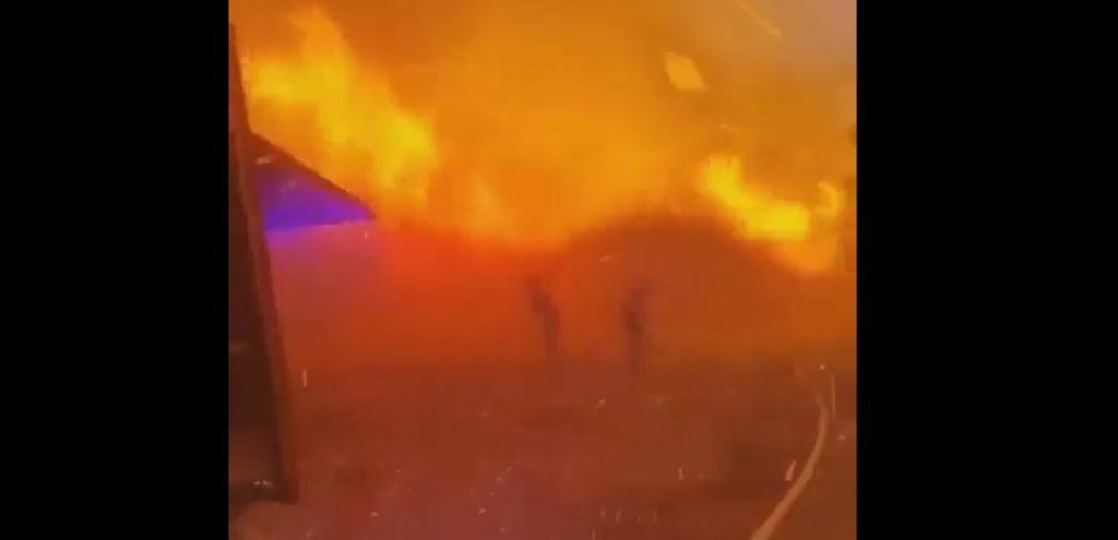 Φωτιά στην Πεντέλη: Κόβει την ανάσα βίντεο από τη μάχη με τις φλόγες