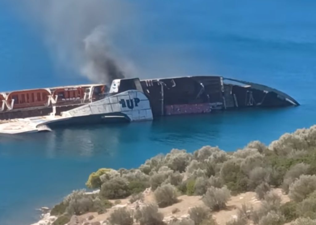 Ελευσίνα: Πυρκαγιά ξέσπασε σε ναυαγισμένο πλοίο (Video)