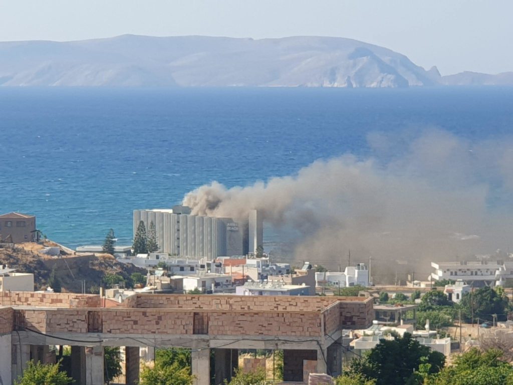 Φωτιά σε ξενοδοχείο στο Ηράκλειο Κρήτης – Εκκενώθηκε το κτίριο