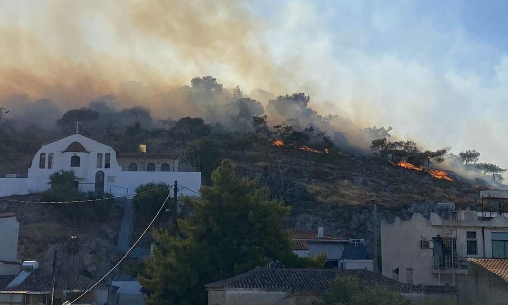 Τριπλό μέτωπο φωτιάς στη Σαλαμίνα – Εκκένωση του Κέντρου Υγείας Σαλαμίνας- Νέο μήνυμα από το 112  (Photos – Video)