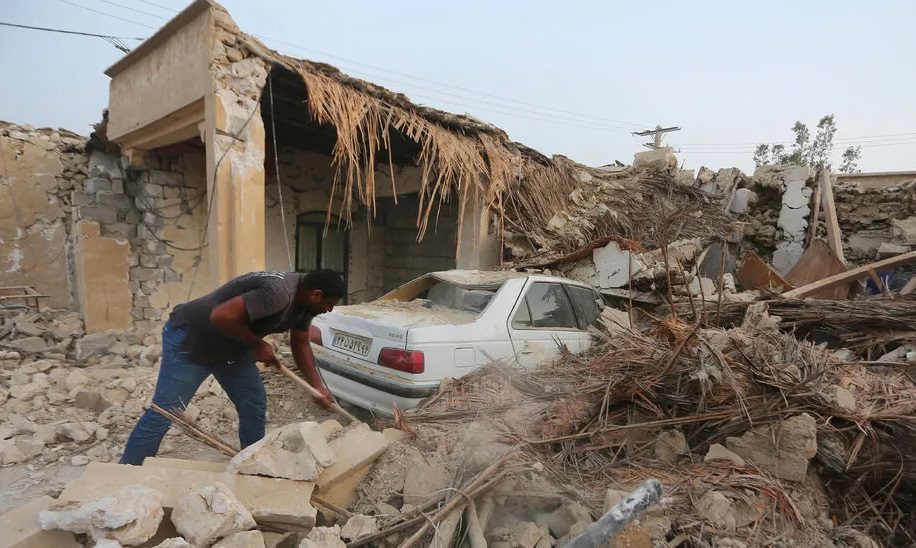 Ιράν: Πέντε νεκροί και 100 τραυματίες από σεισμούς που έπληξαν χωριό στον νότο