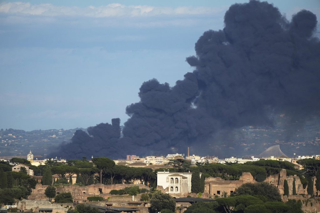 Πυρκαγιές στην Ιταλία: Εκκενώθηκε η πόλη Λούκα, ολονύχτια μάχη με τις φλόγες κοντά στην Τεργέστη