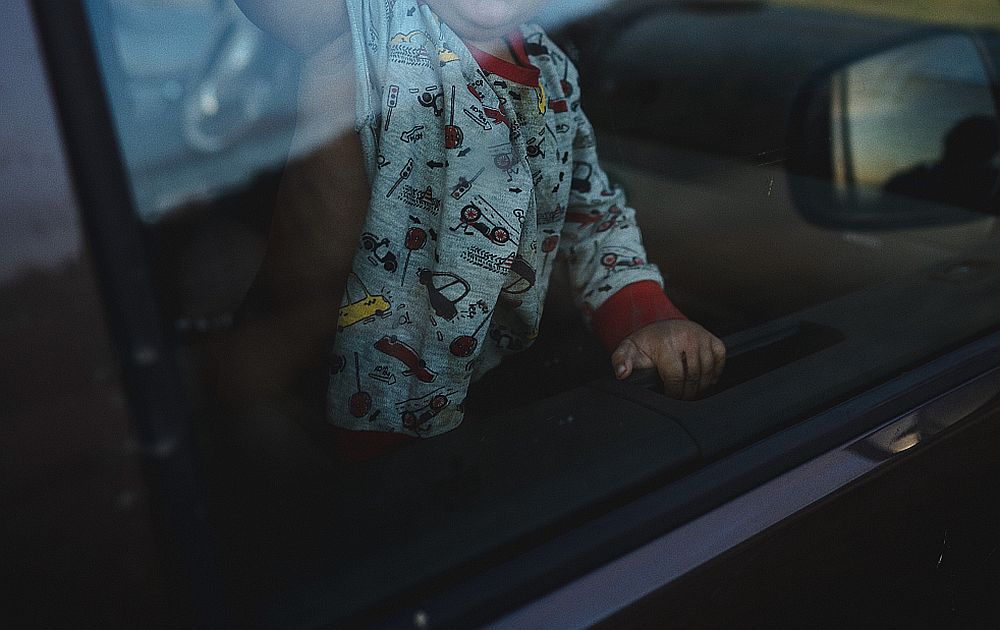 Θεσσαλονίκη: Κλείδωσε τα παιδιά στο αυτοκίνητο για να κάνει απεντόμωση στο σπίτι
