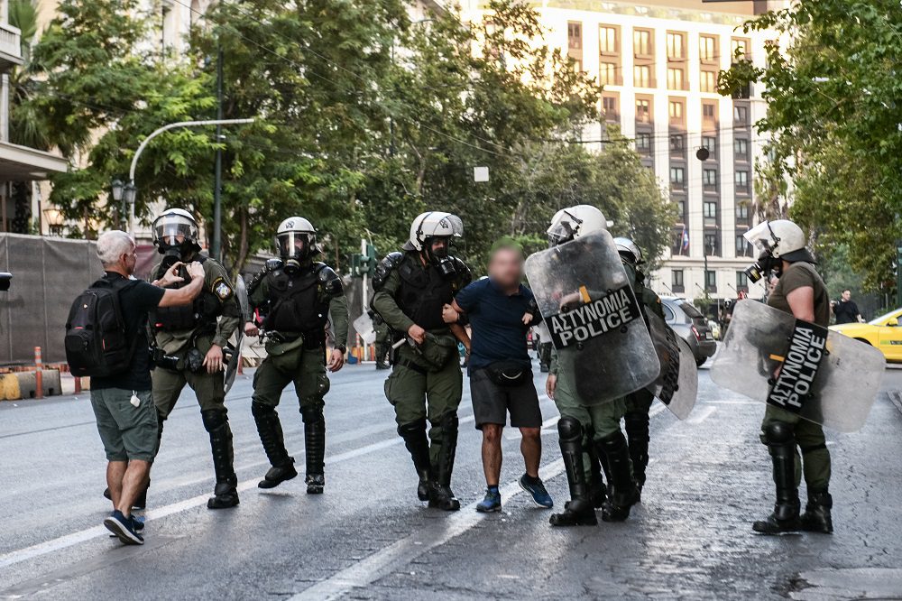 «ΜΑΤ όρμησαν καταπάνω μου με μανία ρίχνοντάς με στο έδαφος και ξεκίνησαν να με κλωτσάνε στο κεφάλι με λύσσα»