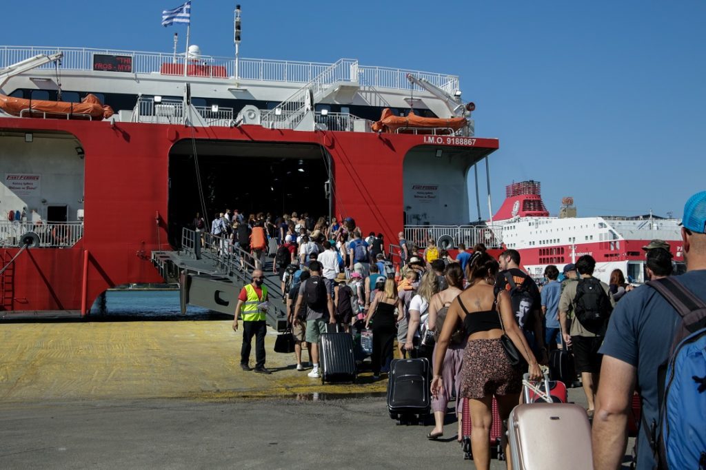 Κοσμοσυρροή στο λιμάνι του Πειραιά – Αναχωρούν για τα νησιά οι ταξιδιώτες