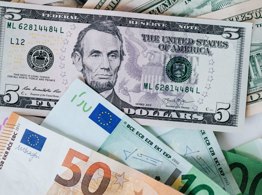 Ένα προς ένα η ισοτιμία του ευρώ με το δολάριο λόγω ενεργειακής κρίσης – Ρεκόρ 20ετίας
