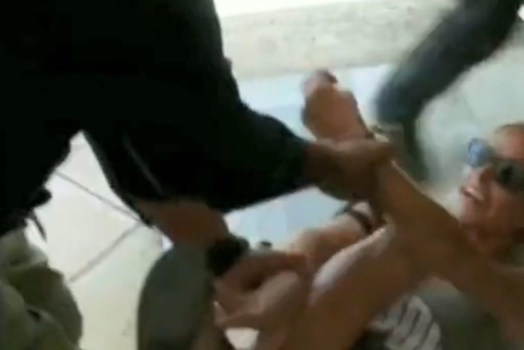 Νοσοκομείο Χανίων: Άνδρας της ασφάλειας Πλεύρη πετάει στο έδαφος διαδηλώτρια – Έντονες αποδοκιμασίες (Video)