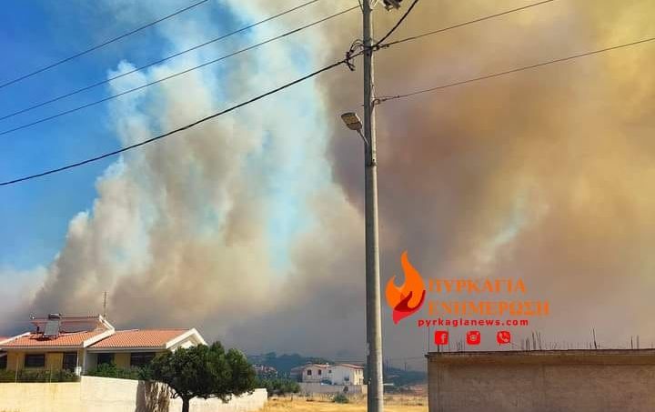 Φωτιά στη Φέριζα Σαρωνικού, μήνυμα από το 112 για εκκένωση του οικισμού – Υπό μερικό έλεγχο η πυρκαγιά στον Κουβαρά (Video)