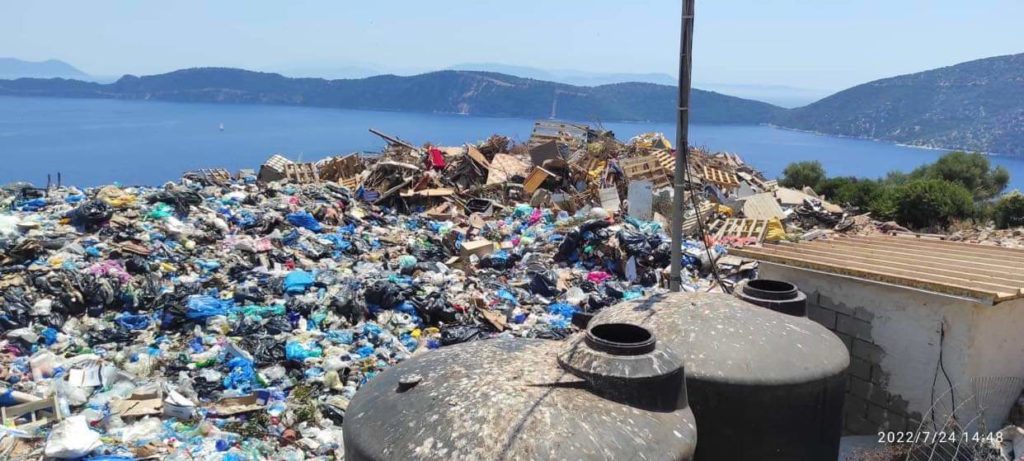 Βουνό τα σκουπίδια στο Μεγανήσι Λευκάδας (Photo/Video)