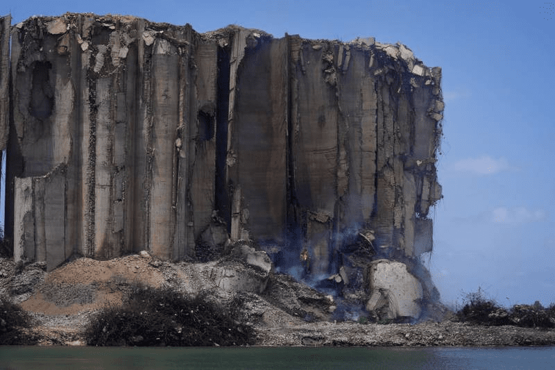 Λίβανος: Εκκωφαντική κατάρρευση μέρους των σιλό στο λιμάνι της Βηρυτού (Video)