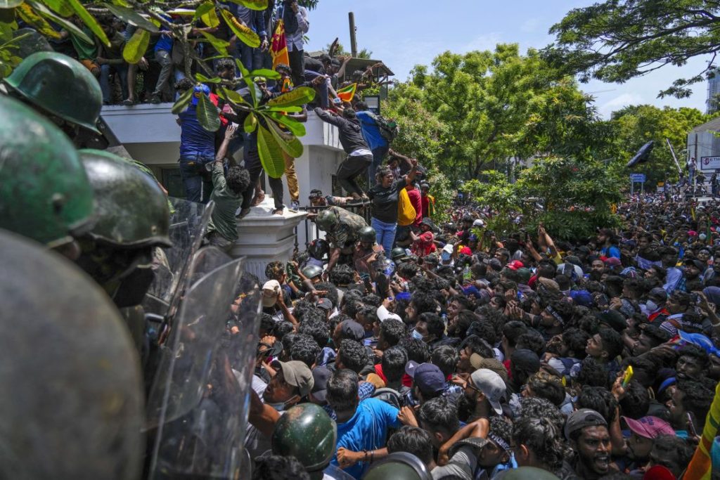 Σρι Λάνκα: Με υπηρεσιακό πρόεδρο στο «τιμόνι» της χώρας – Στη Σιγκαπούρη βρίσκεται ο Ρατζαπάξα