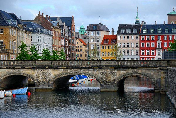 Δανία: “Πολλά θύματα” από πυροβολισμούς σε εμπορικό κέντρο της Κοπεγχάγης
