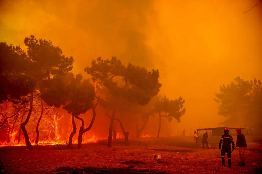 Λέσβος: «Ξέφυγε» η φωτιά στα Βατερά, κινείται προς δυτικά