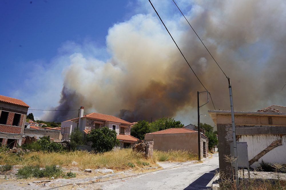 Λέσβος: Μαίνεται η καταστροφική φωτιά – Εκκενώνονται Βρίσα και Σταυρός