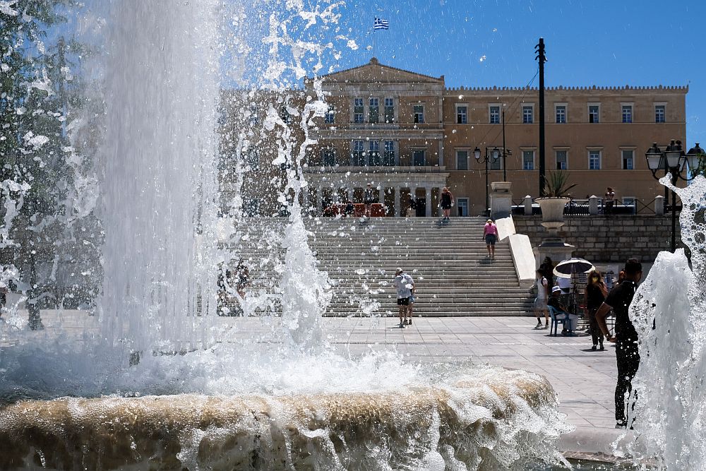 Τοπικές νεφώσεις και λίγες βροχές με αυξημένη θερμοκρασία αναμένονται σήμερα