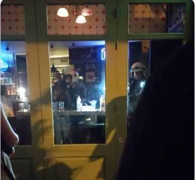 Νύχτα έντασης στα Εξάρχεια- Εισβολή των ΜΑΤ σε μπαρ (Photos)